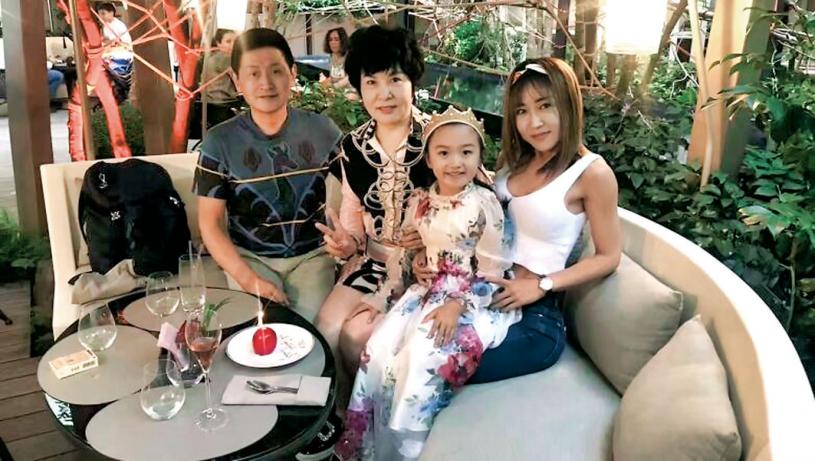 黃雅琪(右一)與父母和女兒一起。CBC