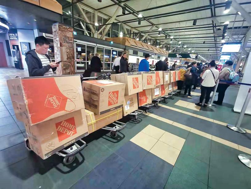 义工本周三晚上，在温哥华国际机场运送物资。受访者提供