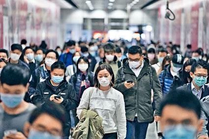 武肺肆虐，港鐵站內的搭客均帶上口罩防疫。