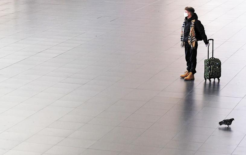 3月23日，在意大利羅馬，一名男子在空曠的泰爾米尼火車站內等候。新華社