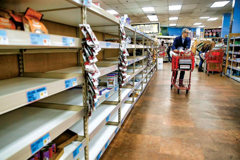 疫情在全球出现后，超市部分货品遭到抢购。 图为以色列一间超市，货架货物被抢购一空。加通社