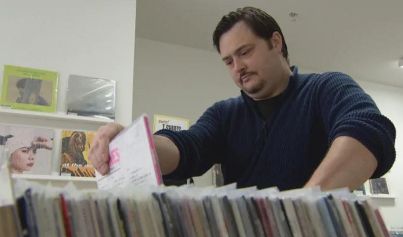 唱片行老板麦克林认为自己的商铺商未做好重开准备。CBC
