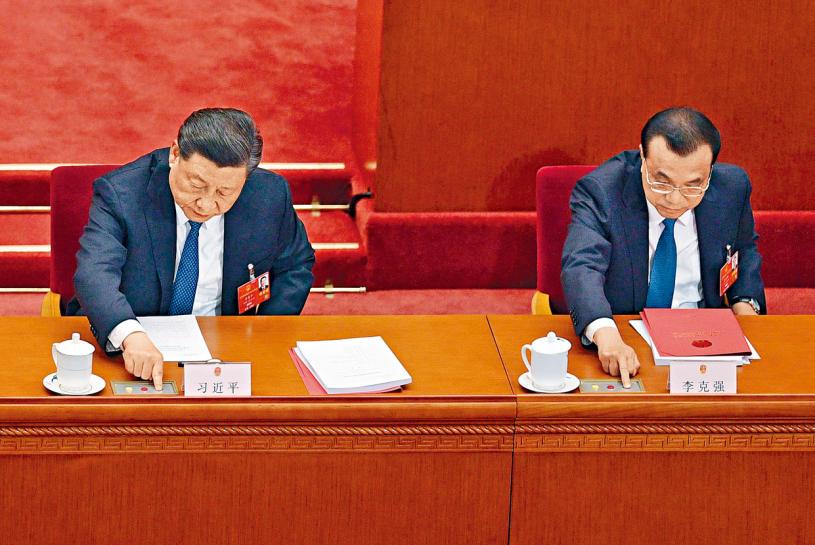 中國國家主席習近平(左)與總理李克強投票贊成訂立「港區國安法」。法新社