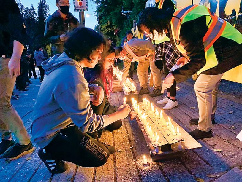 ■市民獻上燭光，表達對死難者的哀思。本報記者攝