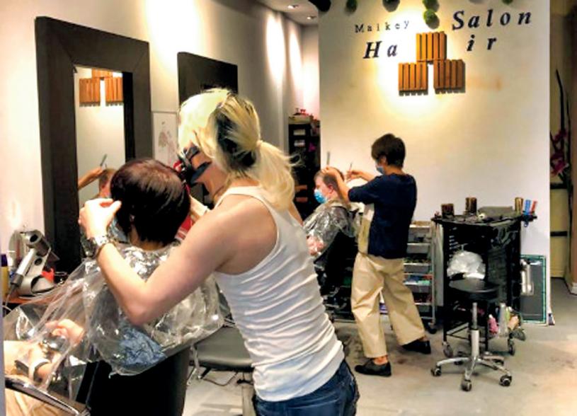 萬錦髮型屋昨起開業，有不少多倫多居民跨區消費。星島記者攝