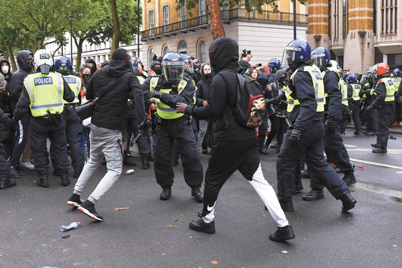 在英國倫敦的反種族歧視及暴力執法遊行中，警察與示威者發生衝突。美聯社