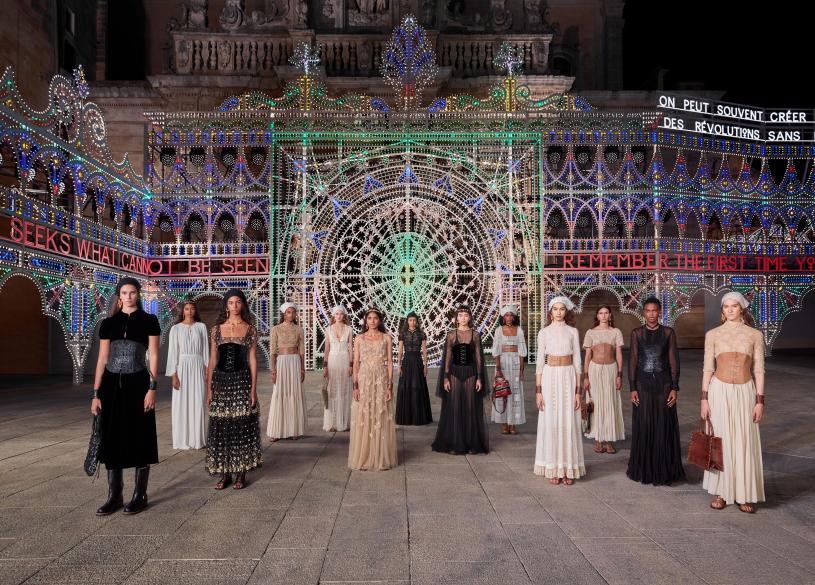 Dior選址南意大利Lecce的Piazza del Duomo開騷。