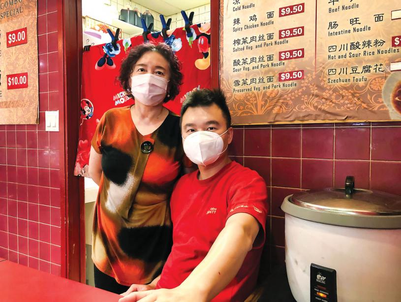 ■孫先生（右）表示，華人更自覺戴口罩，也增加安全性。本報記者攝