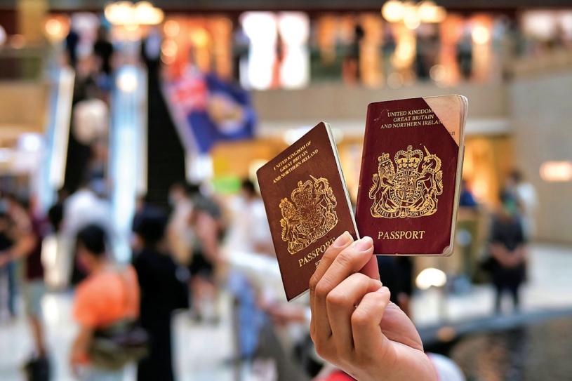 ■有移民顧問相信，在英國承諾持英國國民（海外）護照的港人可獲居英權後，申請來加的港人減少。資料圖片