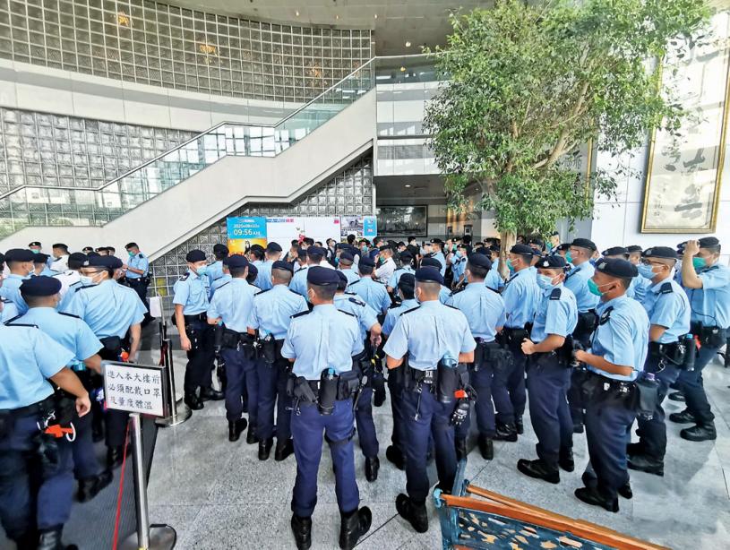 ■大批警員在大堂等候，準備進入壹傳媒大樓蒐證。戚偉達攝