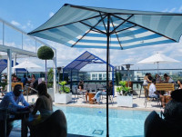 多倫多最火爆的頂層遊泳池餐廳 享受海島的陽光與美食