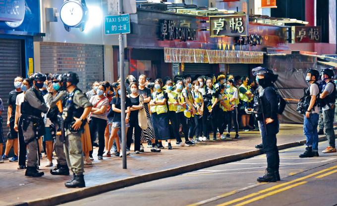 近期多次違法示威活動出現穿黃背心的假記者，警方須截查核實身分。
