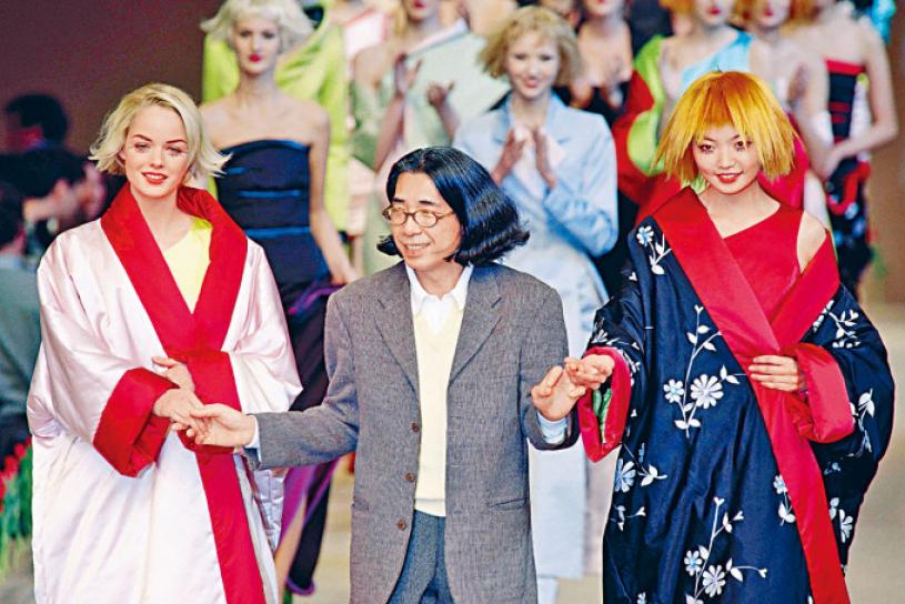 高田賢三參與一九九六年巴黎舉行的時裝展。