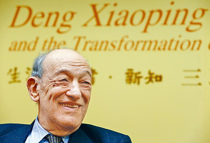 二〇一三年，傅高義在北京出席《鄧小平時代》首發式。