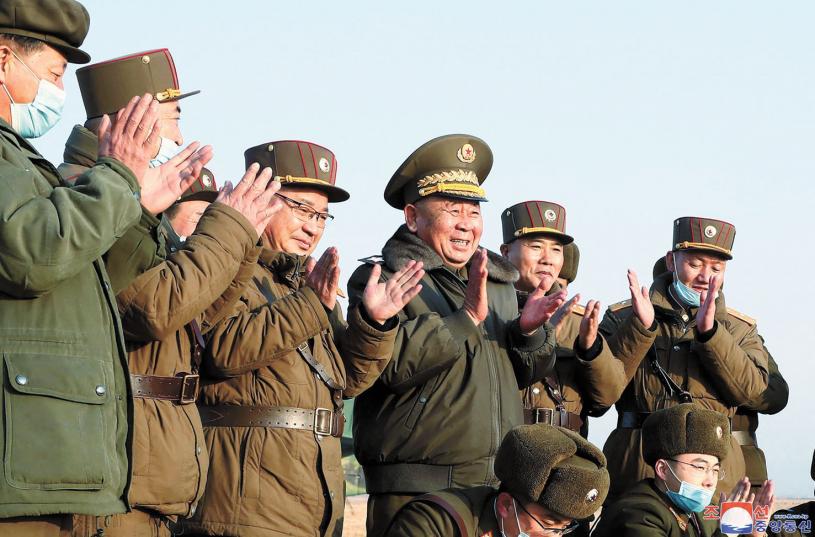 朝鮮中央軍事委員會副主席里平哲(右三)等人到場觀看試射。朝中社