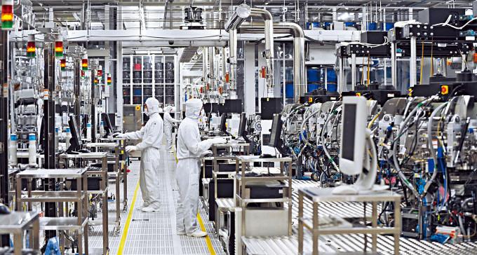 日本电子大厂瑞萨电子的工人，在茨城县的厂房生产芯片。