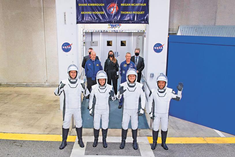 搭乘龙飞船的4名太空人在甘迺迪太空中心向人们挥手致意。美联社