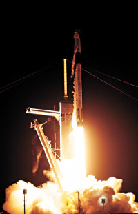 SpaceX首度重复用火箭 载人上太空站