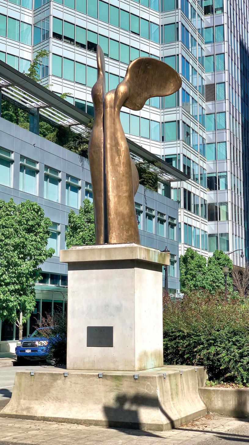 溫市中心普爾廣場（Jack Poole Plaza）對街名為Nike的雕像，意為勝利女神，是2010年溫市舉辦冬季奧運會獲希臘贈送。與傳說中的有翼女像不同，這是一座現代雕塑。本報記者攝