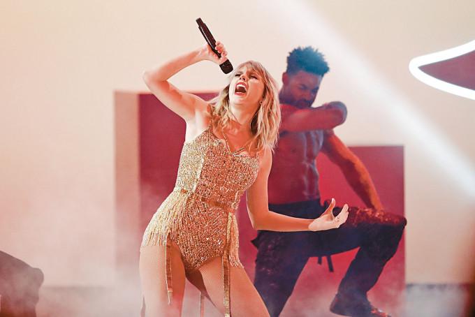 Taylor今日獲全英音樂獎頒全球偶像大獎，成史上首位女歌手。