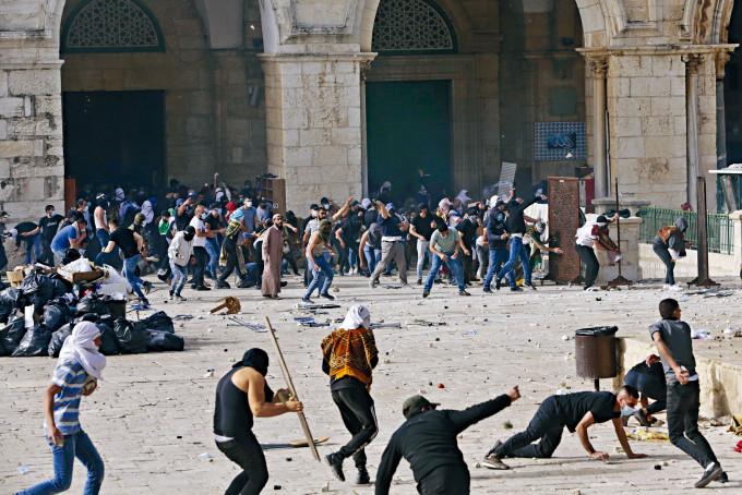 在耶路撒冷舊城區，巴人與以色列警察周一在阿克薩清真寺爆發衝突。