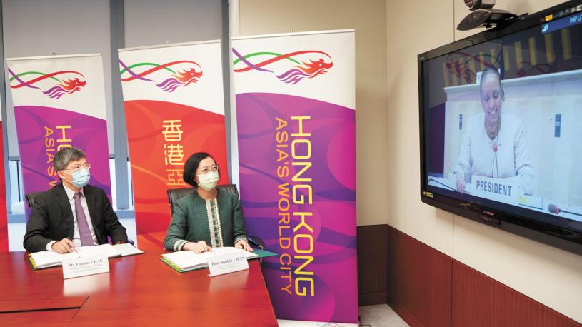 香港食物及衛生局局長陳肇始以中國代表團成員身分出席。中通社