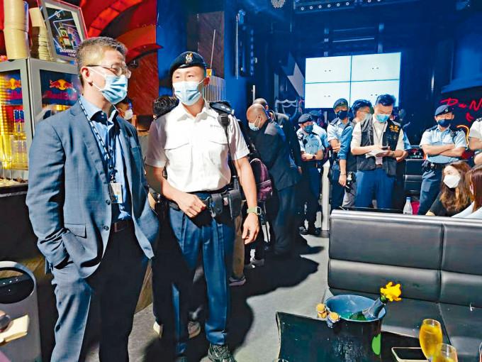 新任「一哥」蕭澤頤（左）非常關心同袍的工作情況，圖為他上周到銅鑼灣酒吧區了解「雷霆二一」行動部署。