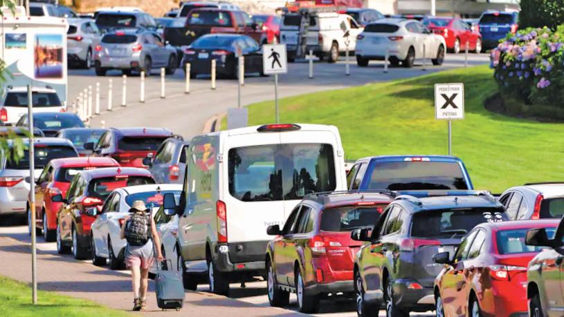 ■本国周一重开加美边境，有大量挂有美国车牌的汽车排队过境。Reuters