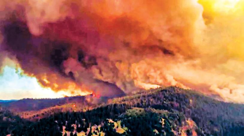■白石湖山火烟雾弥漫。卑诗山火服务处