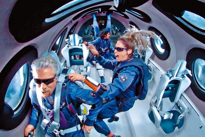 维珍银河老板布兰森等人七月十一日搭自家太空船上太空。