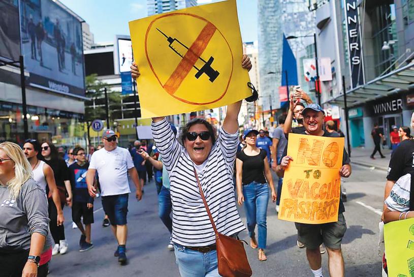 ■示威者往往感到自己的价值观，受到主流政治忽略。图为一批反疫苗人士在多伦多街头抗议。 星报资料图片