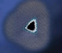 Google地图现神秘小岛 岛中央被涂黑惹猜测