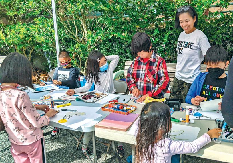 陳思宇指導孩子製作藝術日記。  受訪者提供
