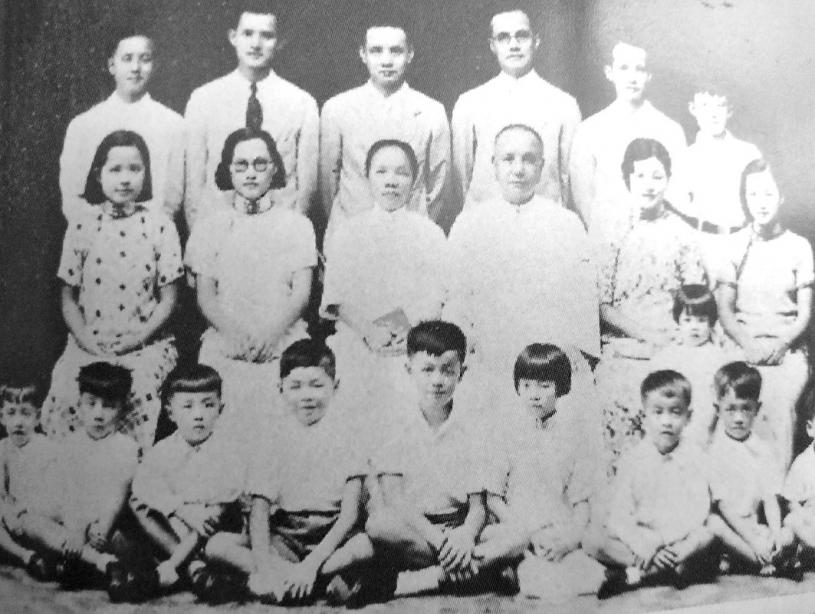 林思齐（前排左5）小时与祖父林绍勋（中排右3）及父亲林子丰（后排右3）等家人合照。