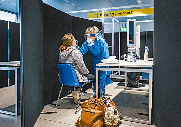 圖為南非旅客抵達荷蘭機場，接受新冠病毒檢測。法新社