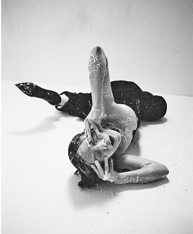 林嘉欣以一系列黑白相片表达内心世界。