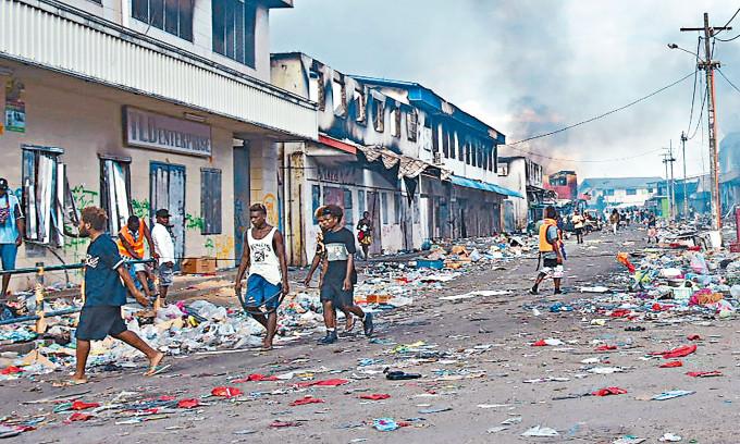 所罗门群岛首都的唐人街遭纵火抢掠后满目疮痍。