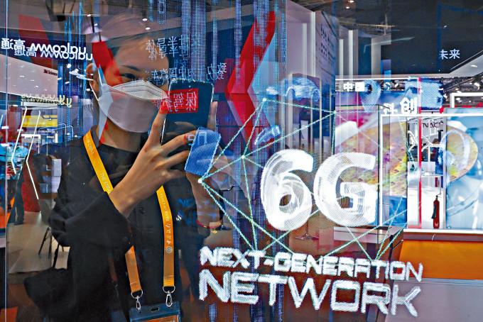 上海上周舉行進博會，技術裝備展區一名參觀者被6G網絡概念所吸引。