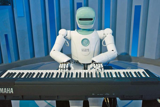 上月在杭州舉行的人工智能大會上，一個機械人在彈奏鋼琴。