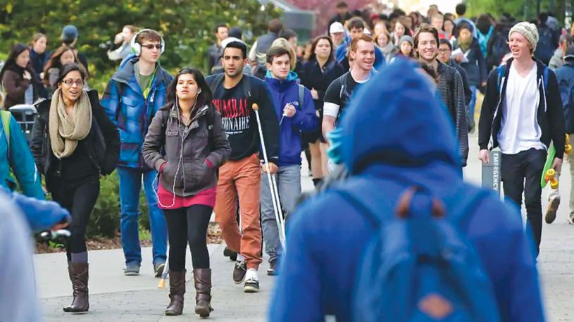 ■一些留学生认为，先入读本地大学再曲线移民，是更便捷的选择。 加通社资料图片