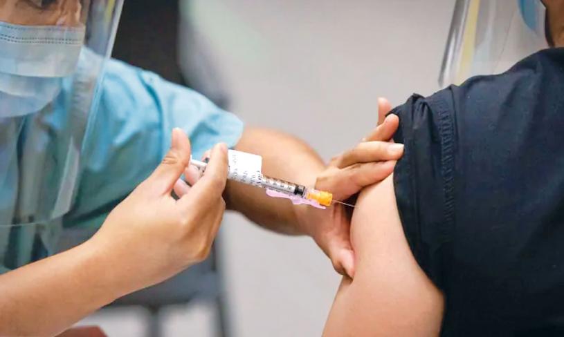 ■醫學專家呼籲符合接種資格的國民，盡快預約接種第三劑加強劑。CBC 