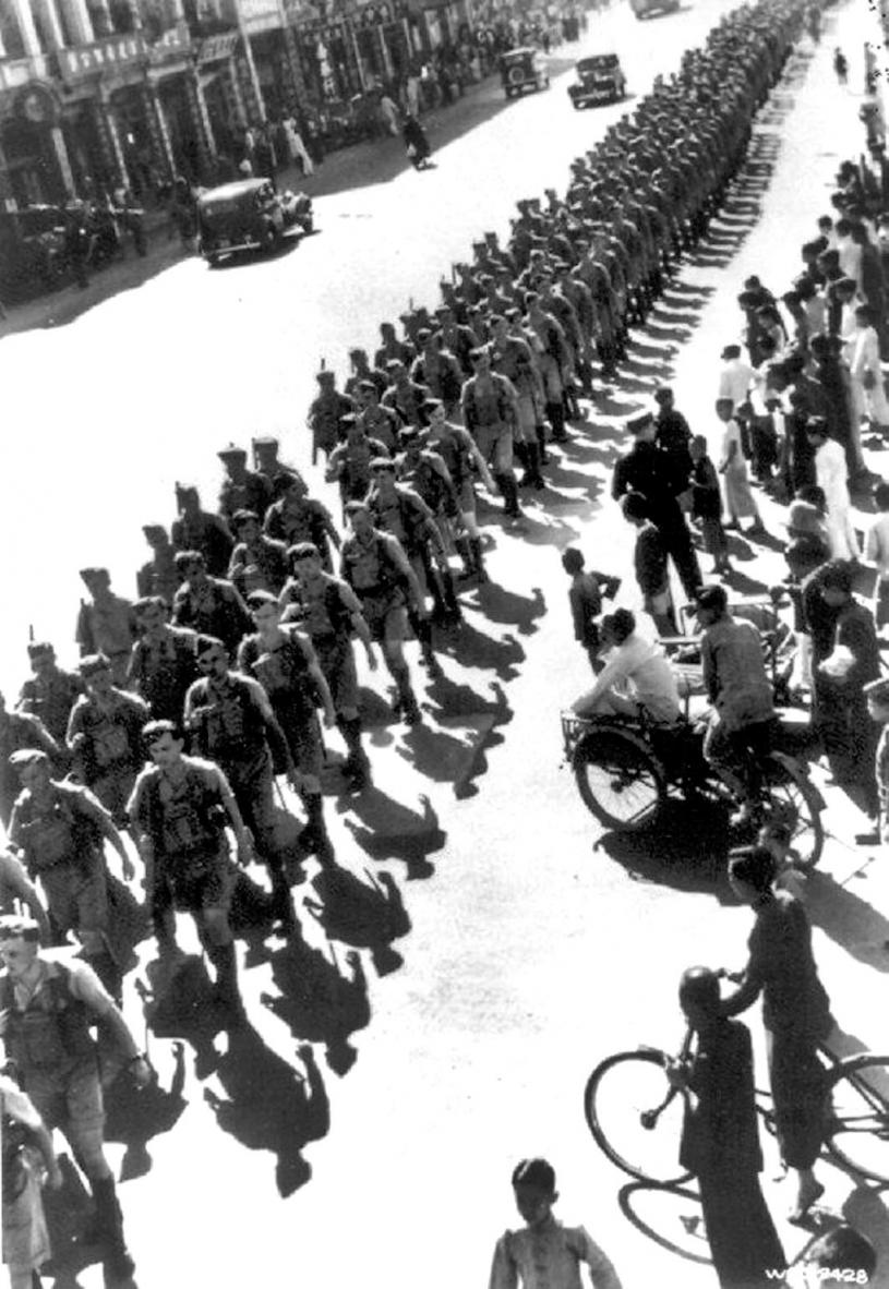 1941年11月15日，近二千名加軍抵達香港增援，沿彌敦道步往深水埗軍營。 聯邦圖書館及檔案處