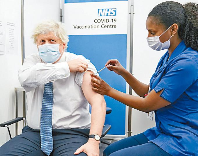 英國首相約翰遜周四接種新冠疫苗加強劑。