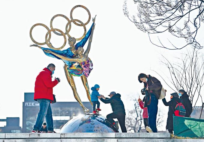 北京街頭的冬奧雕塑吸引不少市民來拍照「打卡」。