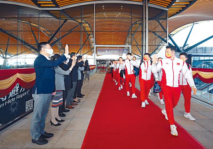 國家東京奧運代表團結束三天訪港，經港珠澳大橋返回內地。圖為民政事務局局長徐英偉（左一)向代表團道別。
