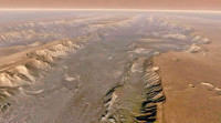 火星水手谷地下發現大量水