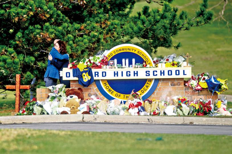 ■牛津高中前摆满鲜花悼念枪击案中的遇难者。美联社