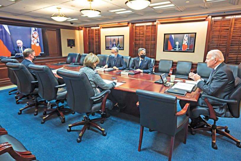 拜登7日在華盛頓白宮戰情室與俄羅斯總統普京舉行視頻會議。 美聯社
