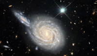 哈勃望远镜最新照片  两星系看似即将相撞