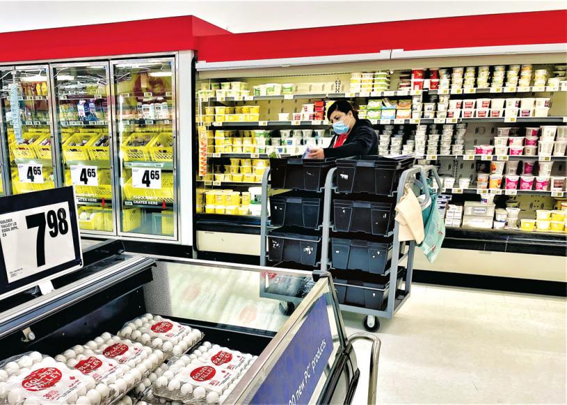■许多超市员工称，在新冠疫情期间的工作量大增。星岛记者摄